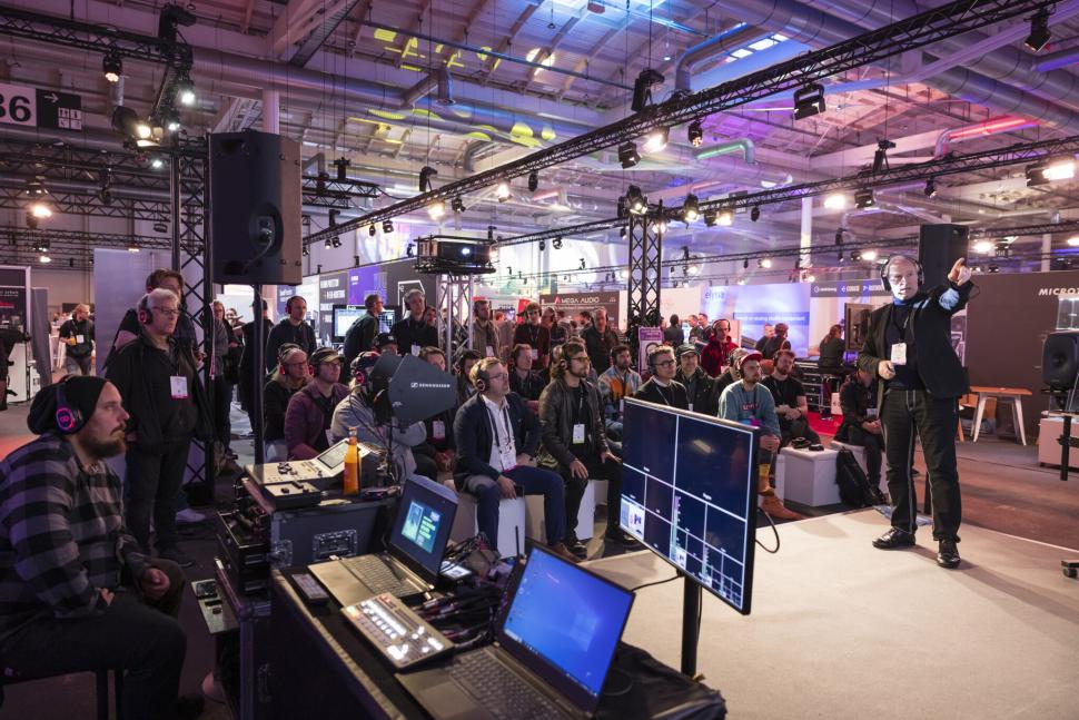 Die Studioszene 2024 findet nerneut gemeinsam mit der LEaT con statt. Vom 22. bis 24. Oktober 2024 demonstrieren auf der Messe Hamburg (Halle B6) Profis der Audio Branche in Masterclasses, Workshops und Diskussionsrunden, wie man seine Recording-, Mixing- & Mixing-, sowie Producing-Skills erweitert.