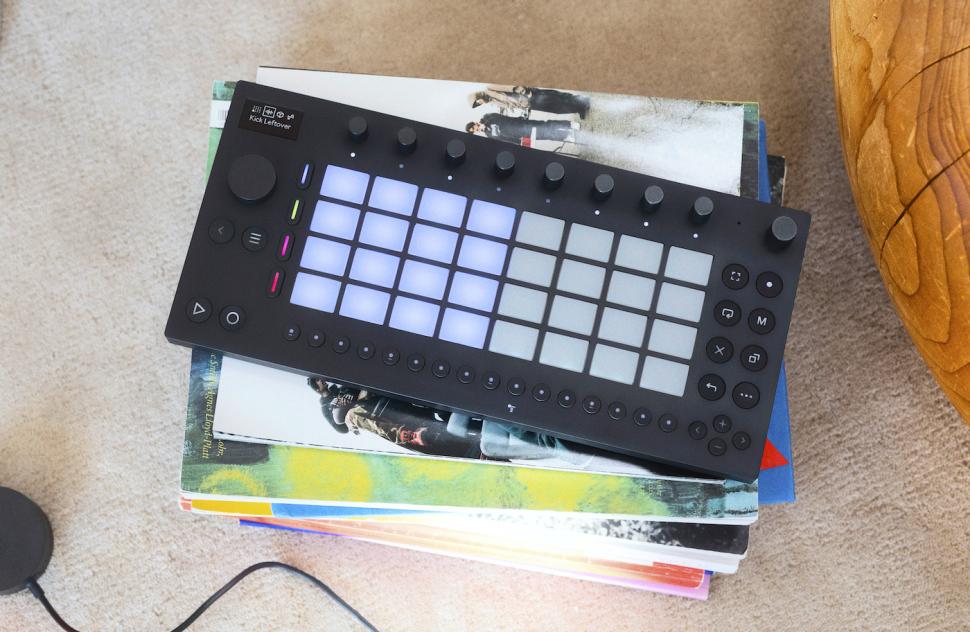 Die Navigation über den großen gerasterten Click-Encoder und das OLED-Display funktioniert besser als erwartet
