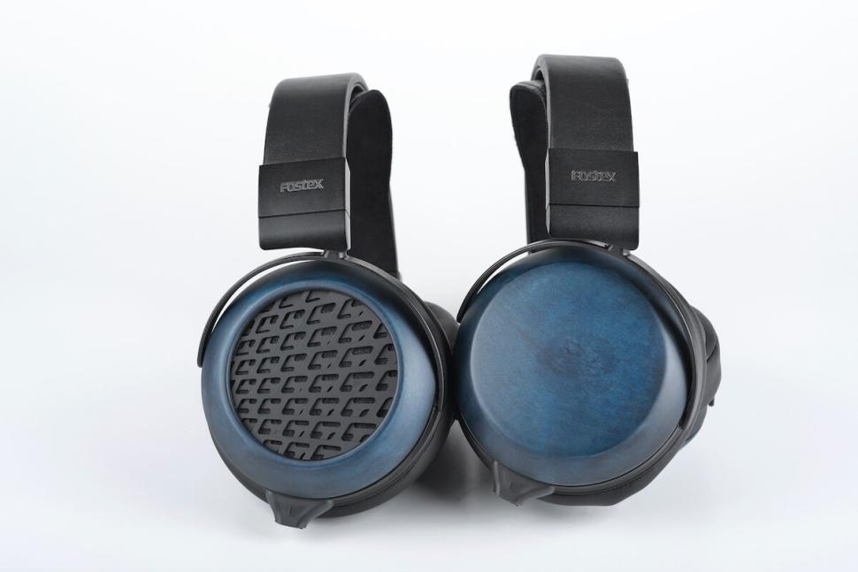 Die brandneuen Flaggschiff-Magnetostaten TH1000RP und TH1100RP des japanischen Herstellers Fostex erfreuen das Auge in lieblichem Indigoblau, während die Ohren im übertragenen Sinne ob der Klangpotenz der Japaner Stielaugen machen.