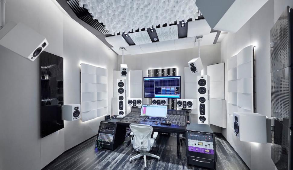 Dolby Atmos ist mittlerweile in aller Munde und Ohren. Und das Berliner Unternehmen HEDD Audio ist darin schon seit einigen Jahren aktiv und hat sich nicht zuletzt dank seiner neuen MK2-Monitorserie Meriten und Lorbeeren in Sachen Dolby Atmos erarbeitet. Was es bei der Einrichtung eines solchen Studios zu beachten gilt und warum HEDD-Monitore für diesen Job bestens geeignet sind, haben wir einmal kurz zusammengefasst.