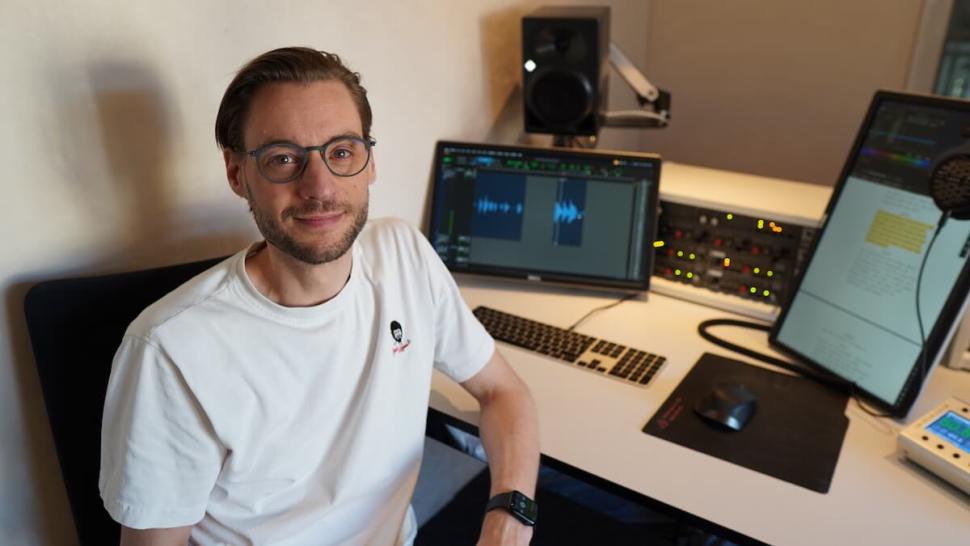 Tommi Schneefuß ist mit seinem Studio „sound of snow“ in Berlin die Adresse für emotionale, mitreißende Sprachaufnahmen für Hörbuch und Hörspiel. Im Interview gibt er interessante Einblicke in seinen Arbeitsprozess.