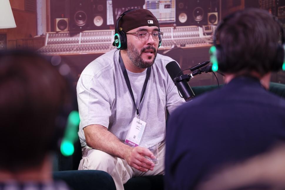 Jaycen Joshua auf dem Studiosofa – Auch der Studiosofa Podcast wird wieder mit spannenden Interviews live vor Ort sein. Außerdem wird es auf dem Studiosofa Interviews von unseren Freunden von The Self-Recording Band, Bonedo, Mothergrid und Chris Cuhls geben.