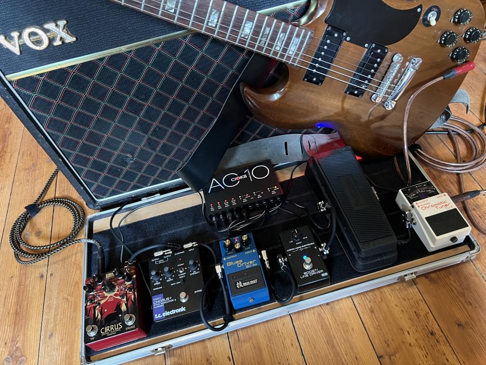 Das Effekt-Pedalboard von der Seite