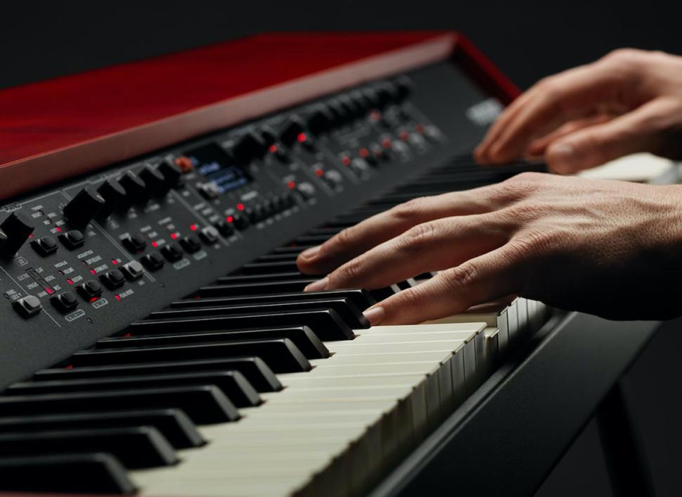 Wer vor allem Klavier auf der Bühne spielt und einem echten Upright oder Flügel, was Klang und Spielgefühl betrifft, besonders nahekommen will, ist mit dem Nord Grand besser bedient. 