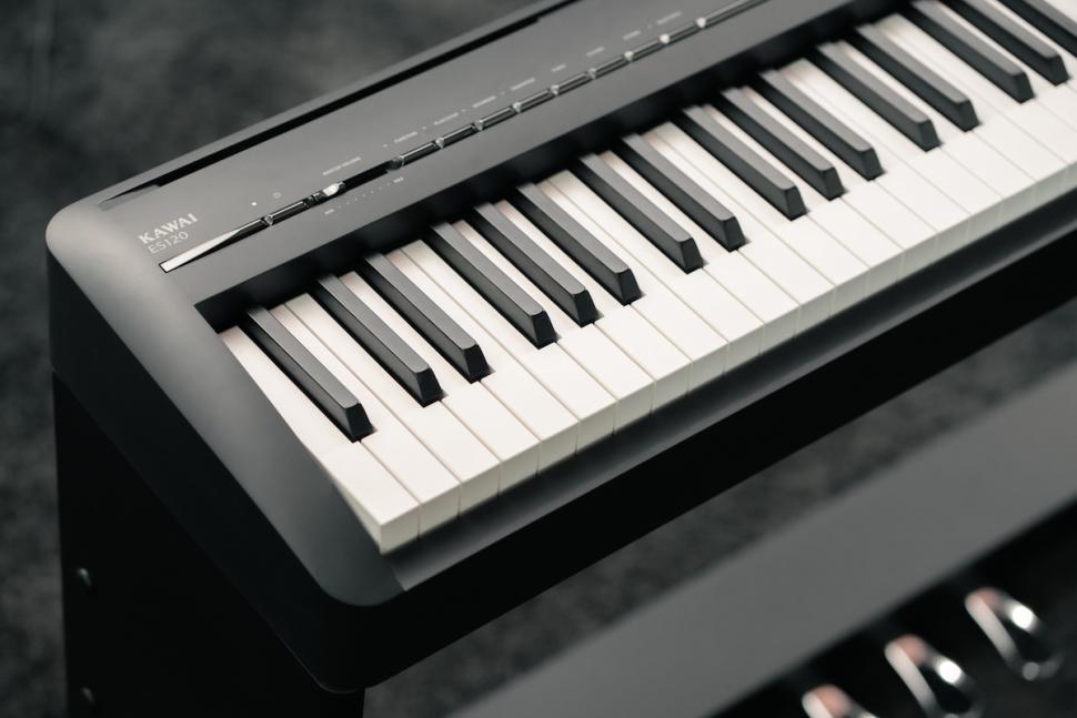 Die Digitalpianos der ES-Serie von Kawai sind kompakt und tragbar und eignen sich damit besonders gut für reisende Musiker.