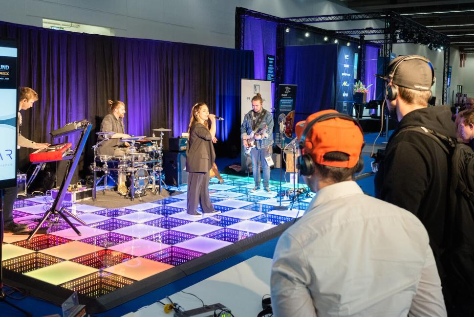 Was hören eigentlich die Akteure auf der Bühne, die In-Ear-Monitoring benutzen? Das könnt ihr am praktischen Beispiel der Silent Stage selbst ausprobieren.