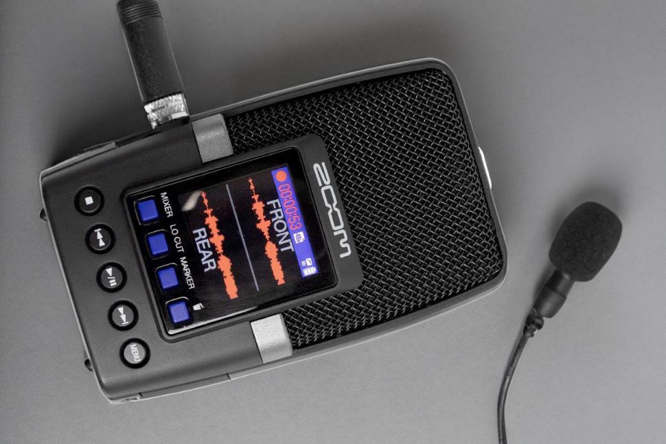 Der japanische Hersteller präsentiert einen kompakten Handheld-Recorder, der mit drei Mikrofon-Kapseln daherkommt und gleich neun Möglichkeiten für Aufnahmeszenarien bietet.