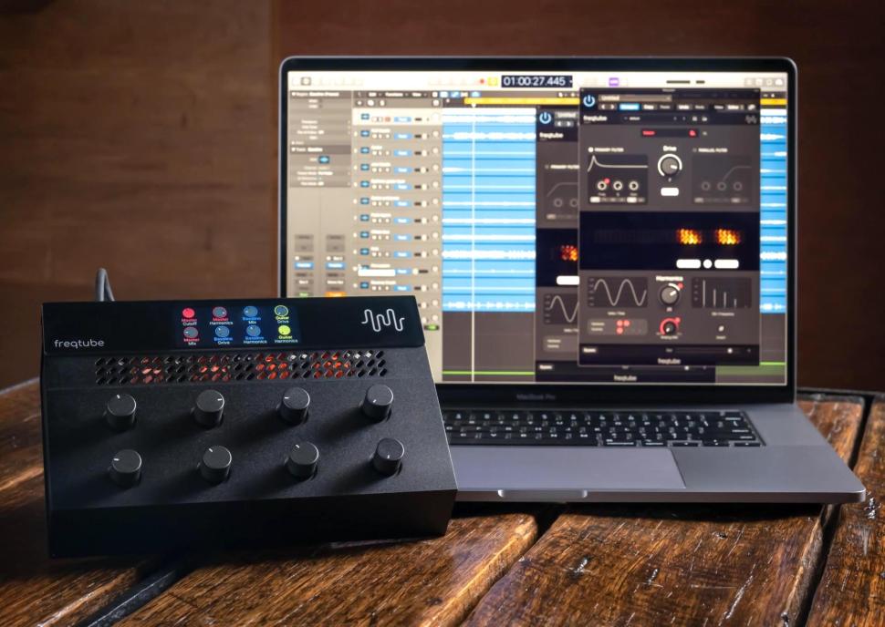 Mit FreqTube bindest du analoge Röhren auf bis zu vier Kanälen in die DAW ein und benötigst dafür nur ein USB-Kabel.