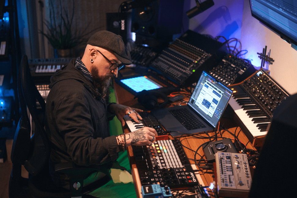 Im Interview gibt Gründer Jeyênne spannende Einblicke in die Arbeit der EMS und erklärt, warum moderner "Musikunterricht" heute wichtiger ist denn je. Außerdem haben Beat-Leser die Chance auf einen Producer Kurs im Giveaway. Alle Infos dazu findest du am Ende des Artikels.