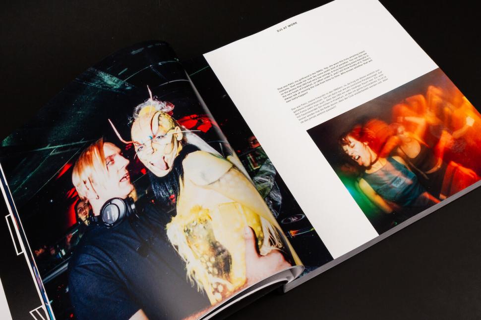 In einem fesselnden Bildband - passenderweise im Format einer 12-Zoll-Vinylplatte, mit einem Gewicht von 3,5 Kilo und 350 Seiten voller Geschichten und unglaublicher Fotografien - lässt er nun die Höhepunkte seines Lebens Revue passieren.