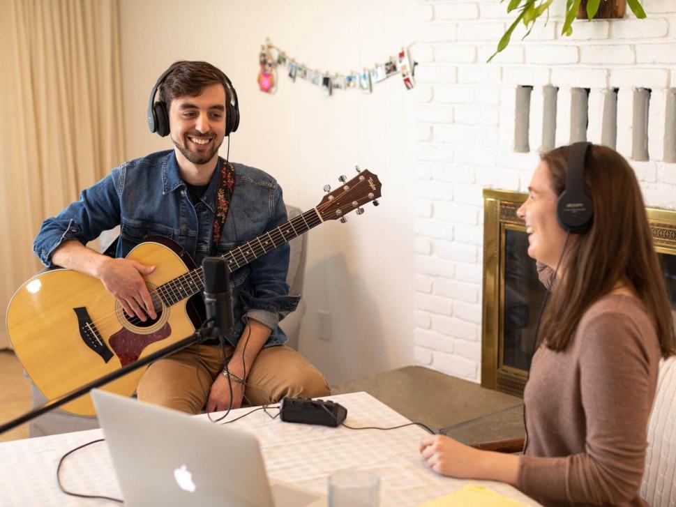 Das Zoom ZUM-2 USB-Mikrofon ist die perfekte Wahl für Podcaster, YouTuber, Streamer, Musiker und Synchronsprecher. Erleben Sie den warmen, weichen Klang eines professionellen Broadcast-Mikrofons in Form einer preiswerten und einfachen Plug-and-Play-Lösung.