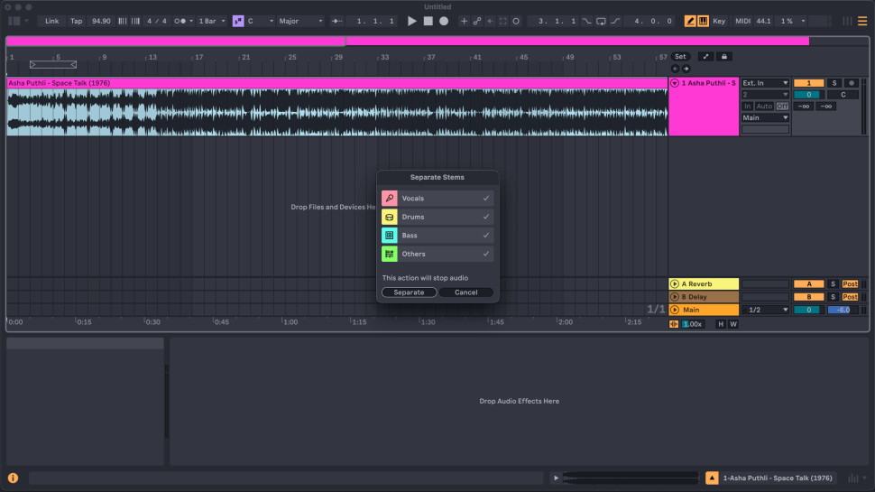 Abletons Music AI läuft lokal und splittet Tracks in Vocals, Drums, Bass und Other. Keine Cloud, keine Gebühren pro Track. Als jemand, der Acapellas für Trap-Edits flippt oder Drum-Grooves aus Amapiano schnipselt, ist das instant Ideen-Treibstoff—und bleibt mit spürbar geringer Latenz in der Session.