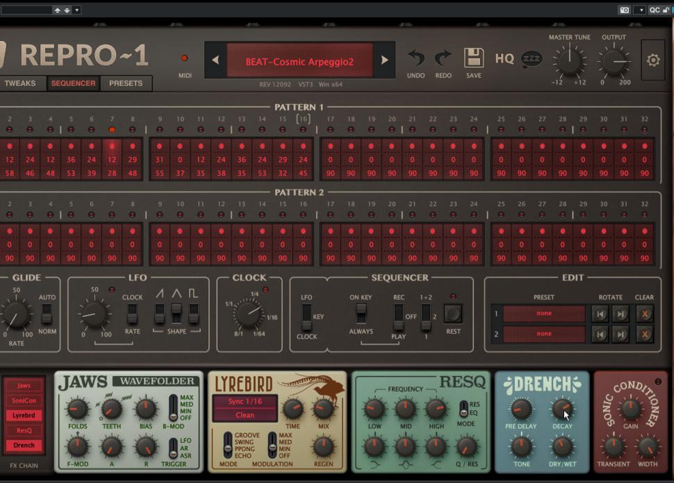 3 Edler Effektanstrich: Drehe dazu den Vel-Regler der Filter Envelope auf 40.00 und nimm die gezeigten Zuweisungen in der Perform-Sektion vor. Dadurch kannst du mit dem Modulationsrad das Filter öffnen und die Release-Zeit der Lautstärkehüllkurve verlängern. Die Effekte Lyrebird (Delay) und Drench (Reverb) verleihen dem Arpeggio schließlich einen atmosphärischen Anstrich.