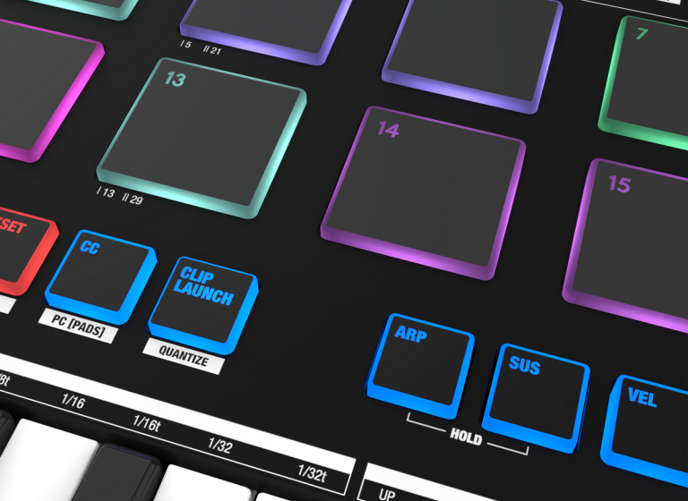 2 Clip-Launcher: Mit den 16 Pads darunter kannst du das auf der ausgewählten Spur geladene Instrument spielen und so z.B. die einzelnen Sounds eines Drumracks triggern und aufnehmen. Nach Klick auf CLIP LAUNCH startest du mit den Pads die einzelnen Clips von 2 Scenes übereinander, farblich passend markiert für mehr Übersicht. STOP CLIP beendet die Wiedergabe.