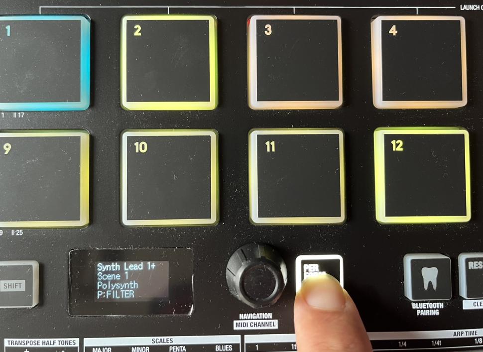3 Performer: Im Perform-Modus passt du mit 8 oberen Reglern statt Panning die Parameter der ausgewählten Device auf der aktuellen Spur an. Die anderen Mixerfunktionen bleiben dabei aktiv. Mit den Pads wählst du die passende Device sowie die Parameterpage (Filter, Oszillator etc.) an. Blau zeigt Note-FX an, Gelb ein Instrument und Orange einen Audio-Effekt.