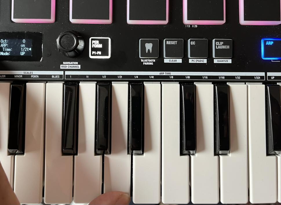 4 Arpeggiator: Mit dem ARP-Button aktivierst du den eingebauten Arpeggiator. Mit Shift und dem Keyboard kannst du Notenwert, Abspielrichtung und Oktavumfang einstellen. Damit das Arpeggio auch zur Tonart des Songs passt und keine unharmonischen Töne erzeugt, stehen verschiedene Scales wie Dur, Moll, Pentatonisch oder Blues über das Keyboard zur Auswahl.