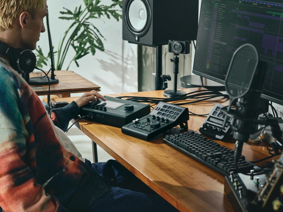 Wenn du einmal einen motorisierten Fader gleiten gesehen hast, willst du nie wieder einen Lautstärkeregler am Bildschirm schubsen.