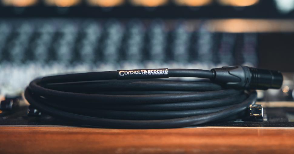 Das Mikrofonkabel ECOCORD FM 234 TOP basiert auf der PVC-freien high-end Meterware CMK TOP 234 ECOCORD. Es kombiniert zwei gegenläufig gewickelte Kupfer-Wendelschirme mit einem PE-Fibre-Trennflies.