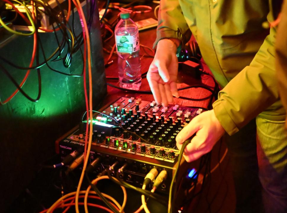 Das Tascam Model 12 ist ein kompaktes All-in-One-Paket für Audio-Mixing, Aufnahme und Produktion, das speziell für Musiker, Multimedia-Künstler, Songwriter und Solokünstler entwickelt wurde. Es umfasst einen Mixer mit 10 Eingängen, einen 12-Spur-Audiorecorder, ein USB-Audio-Interface, ein MIDI-Interface, DAW-Steuerungsfunktionen sowie einzigartige Podcasting-Funktionen und Smartphone-Eingang.