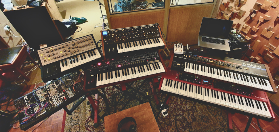 “Das Herzstück meines Setups bildeten drei Instrumente: ein Moog Subsequent 37 für die Leads und ein Sequential Prophet-6 für die Harmonien, Sequenzen, Pads und Drones. Für den Bass kamen entweder ein Minimoog oder ein Moog Sub-Phatty zum Einsatz. Bei einigen Tracks habe ich auch einen Roland Juno-60 für Arpeggios verwendet.”