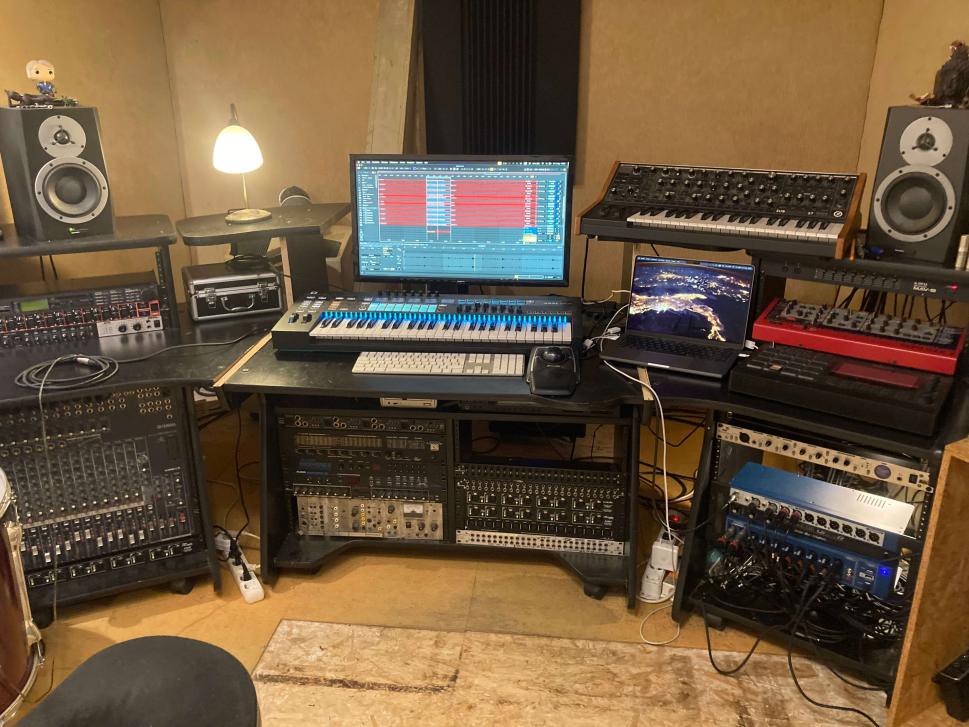 Die Brücke des Commanders der Cosmic Dudes. Hier wird aufgenommen und gemixt.