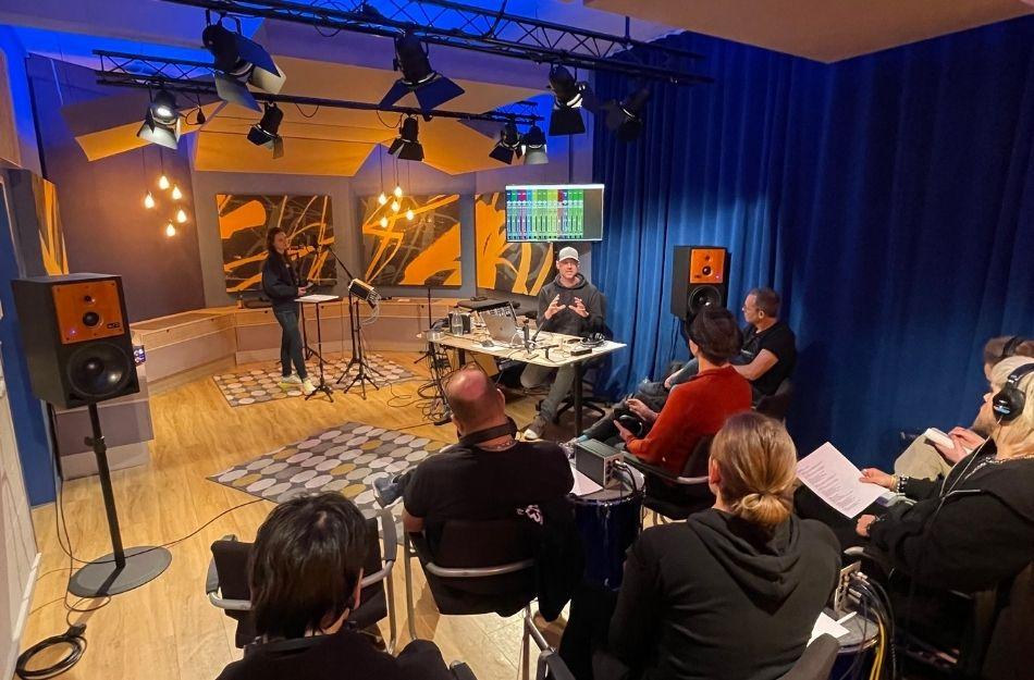 In der Class A Lounge geben Clemens Matznick (u. a. Revolverheld) und Roy Recklies (u. a. Robin Schulz) anhand realer Produktionen Einblicke in ihre Mixing- und Mastering-Workflows