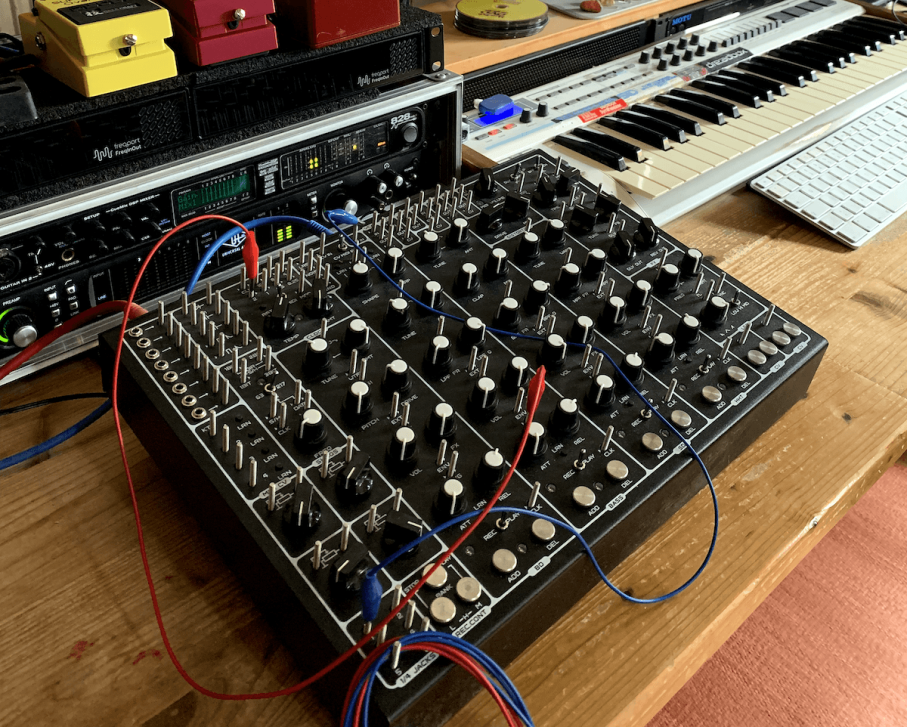Gar nicht so offensichtlich, macht aber eine Menge Spaß: Auch Software-Synthesizer lassen sich mit dem FO1 bequem durch Hardware schleifen.