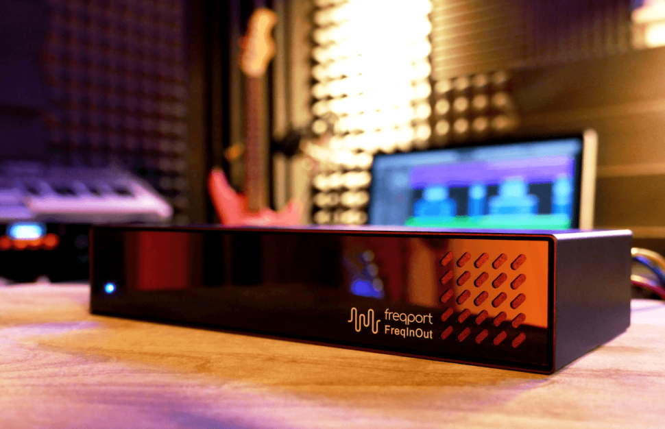 Der FreqInOut FO1 sieht zwar aus wie ein Audio-Interface, ist aber keins – trotz seiner je vier Ein- und Ausgänge. Die Anschlüsse dienen dazu, externes Gear in die DAW einzubinden, ohne vorher kompliziertes Routing vornehmen zu müssen oder auf starre Konfigurationen angewiesen zu sein