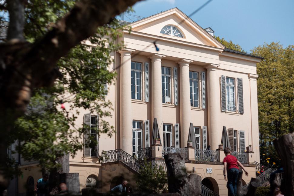 Heute beherbergt das Schloss das weltbekannte „Erfahrungsfeld zur Entfaltung der Sinne und des Denkens“, das maßgeblich auf den Ideen des Künstlers, Pädagogen und Philosophie-Pioniers Hugo Kükelhaus basiert.