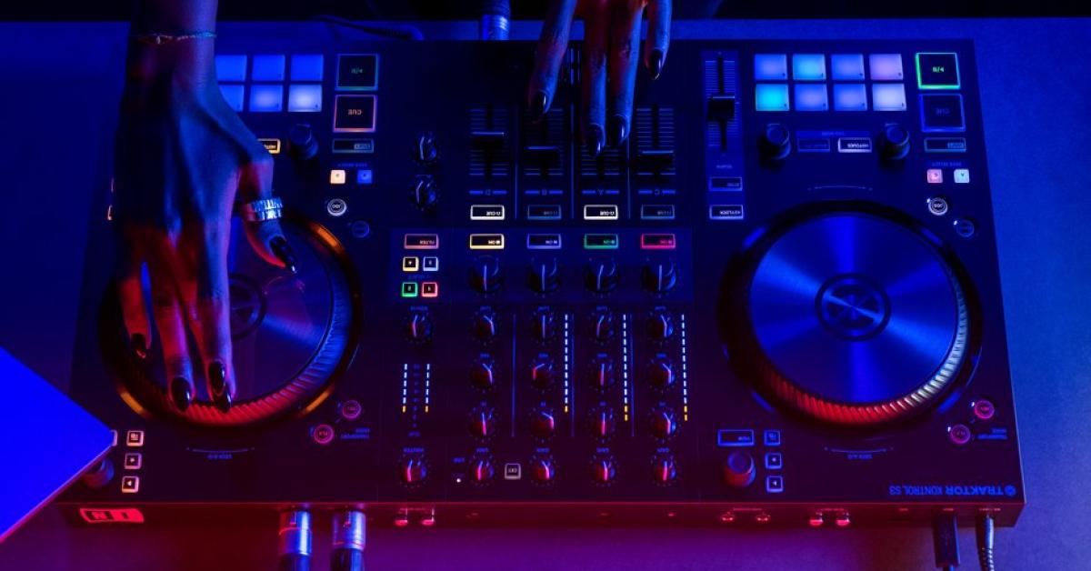 Test: Native Instruments Traktor Kontrol S3 - Kompakter DJ-Controller