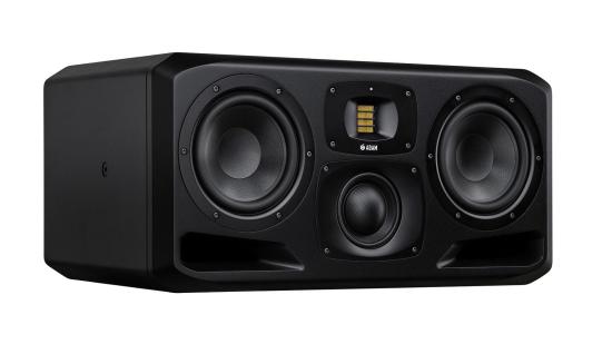 Der eingebaute DSP inklusive Push-Regler und kleinem Display bietet umfangreiche Klangfilter, die S3H klingt aber bereits im Pure-Modus hervorragend. Adam Audio
